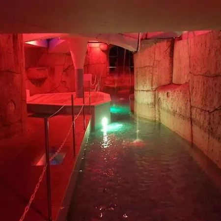 Luxury Suites Apartament *